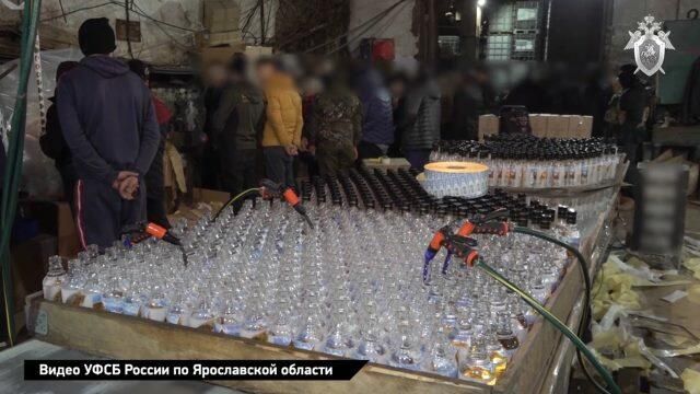 Под Ярославлем выявили подпольный алкогольный завод. Кадры СК РФ Под Ярославлем выявили подпольный алкогольный завод. Кадры СК РФ - РИА Новости, 1920, 02.12.2020