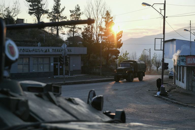 Российские миротворцы на одной из улиц в городе Лачин (Бердзор) в Нагорном Карабахе Российские миротворцы на одной из улиц в городе Лачин (Бердзор) в Нагорном Карабахе