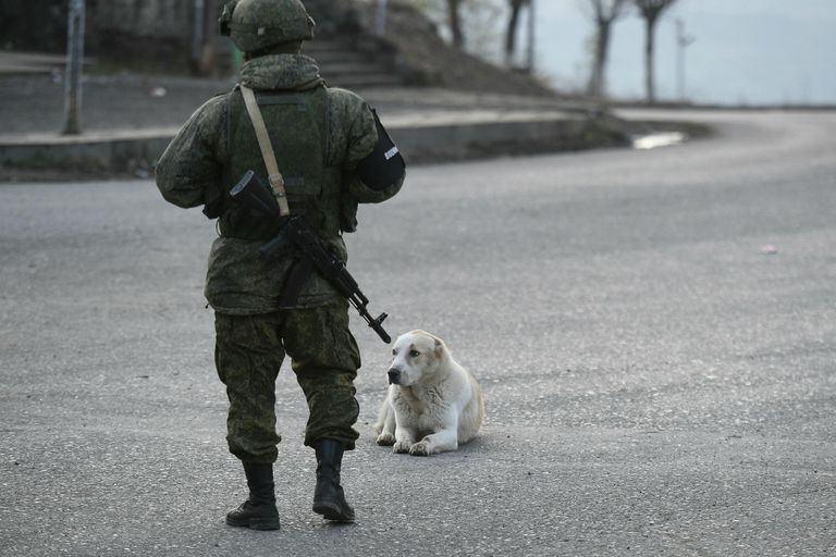 Российский миротворец на одной из улиц в городе Лачин (Бердзор) в Нагорном Карабахе Российский миротворец на одной из улиц в городе Лачин (Бердзор) в Нагорном Карабахе