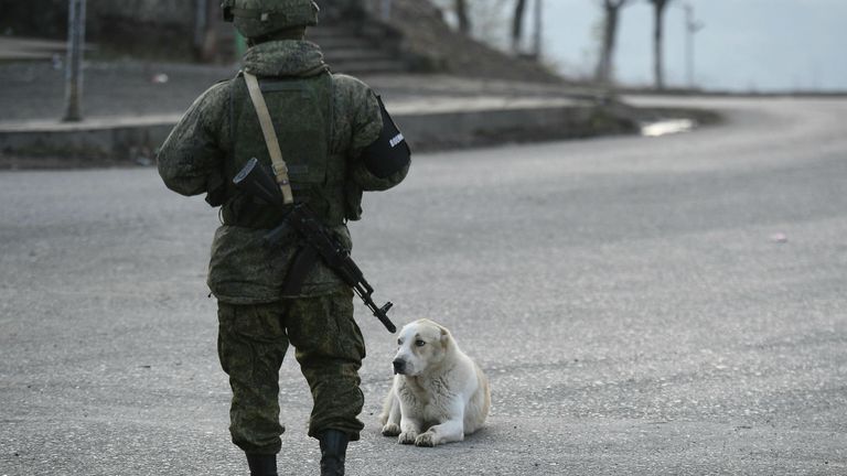 Российский миротворец на одной из улиц в городе Лачин (Бердзор) в Нагорном Карабахе