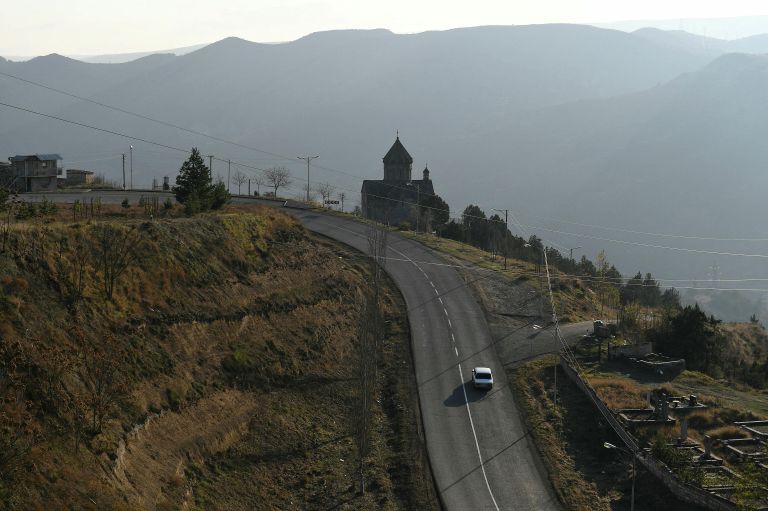 Движение по автодороге Горис-Бердзор в районе города Лачин (Бердзор) в Нагорном Карабахе Движение по автодороге Горис-Бердзор в районе города Лачин (Бердзор) в Нагорном Карабахе