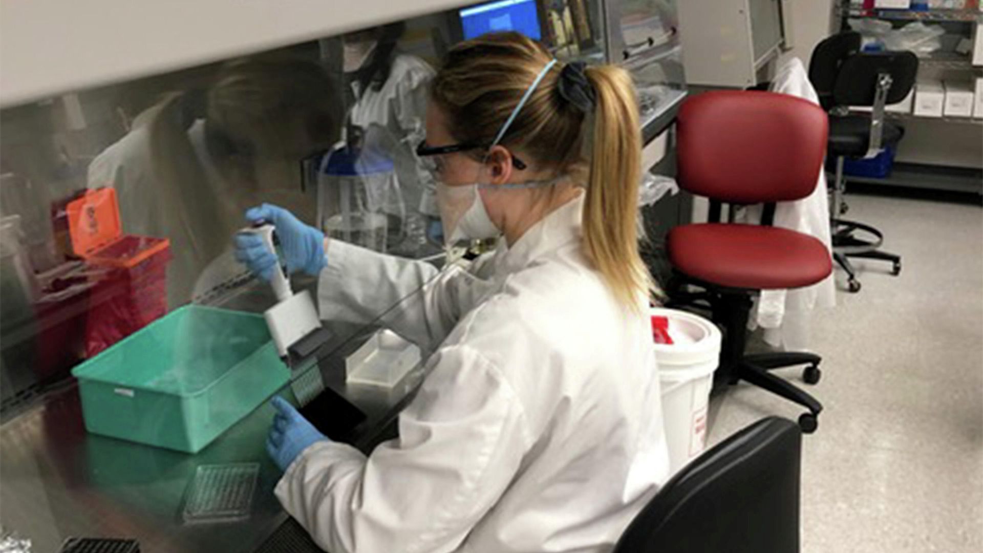 Сотрудница в лаборатории Pfizer во время разработки вакцины против коронавируса (COVID-19) в Перл-Ривер, Нью-Йорк Сотрудница в лаборатории Pfizer во время разработки вакцины против коронавируса (COVID-19) в Перл-Ривер, Нью-Йорк - РИА Новости, 1920, 16.12.2020