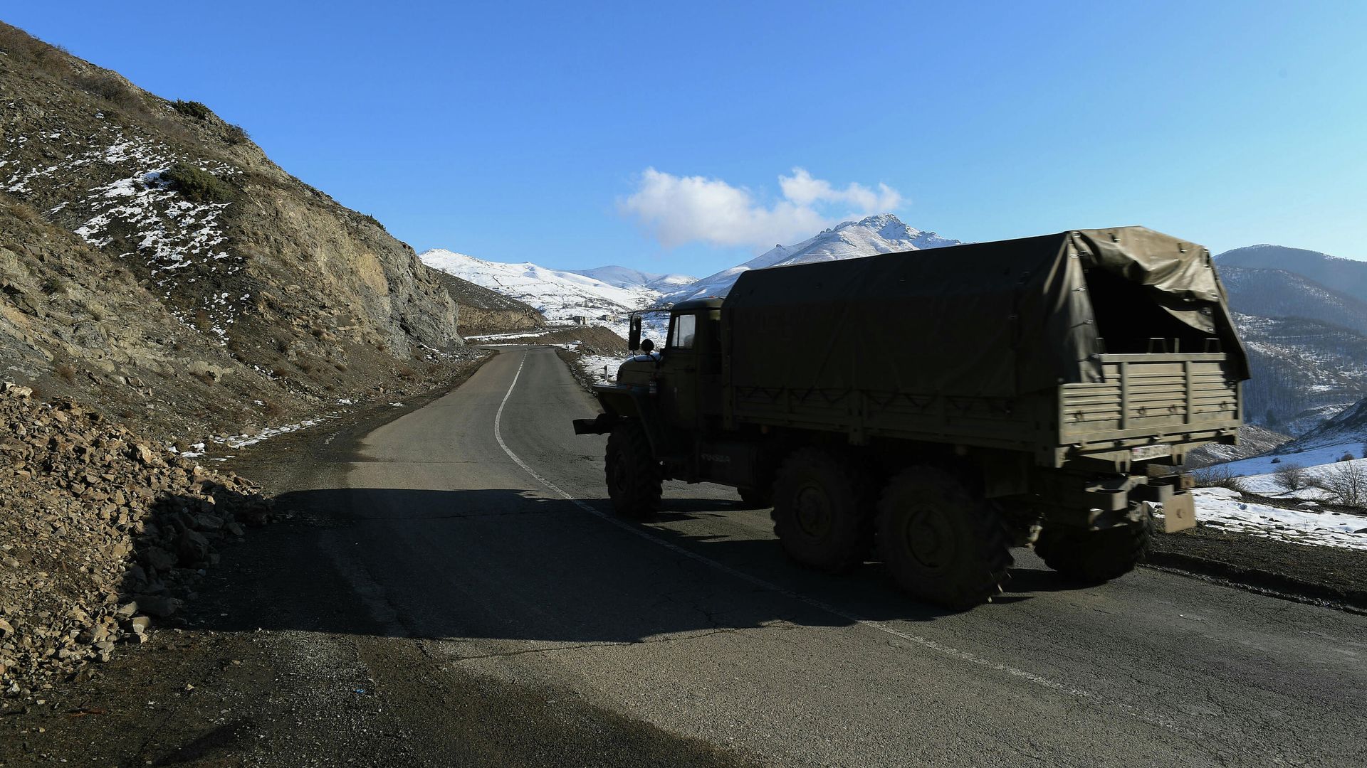 Грузовик российских миротворцев на автодороге Горис-Бердзор в районе города Лачин (Бердзор)  - РИА Новости, 1920, 09.12.2020