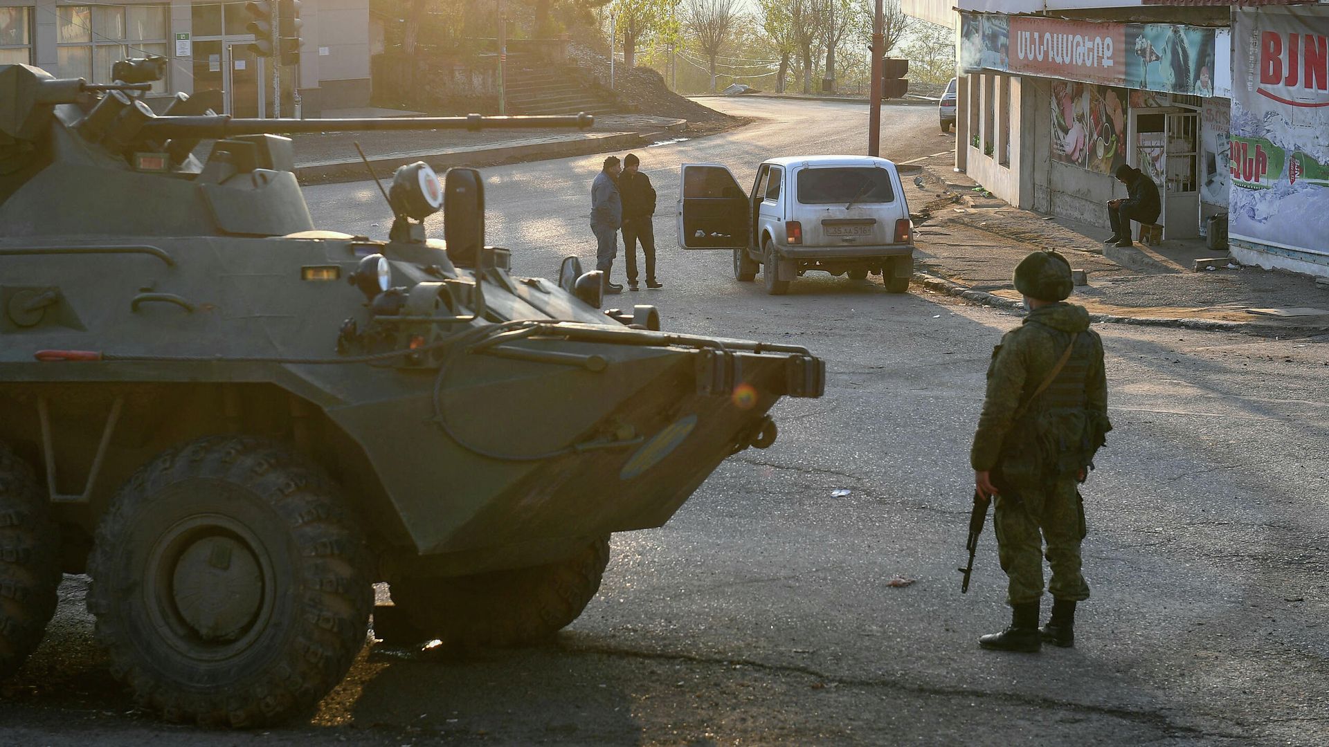 Российские миротворцы на одной из улиц в городе Лачин (Бердзор) Российские миротворцы на одной из улиц в городе Лачин (Бердзор) - РИА Новости, 1920, 02.12.2020