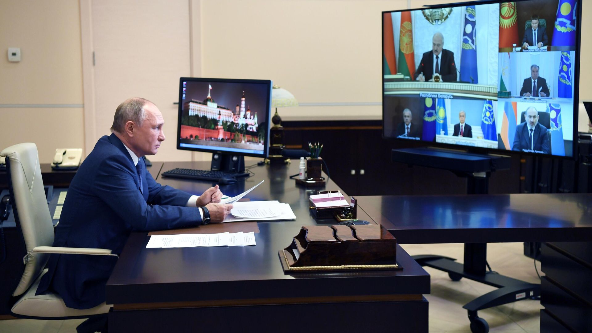 Президент России Владимир Путин проводит сессию Совета коллективной безопасности ОДКБ Президент России Владимир Путин проводит сессию Совета коллективной безопасности ОДКБ - РИА Новости, 1920, 09.01.2022