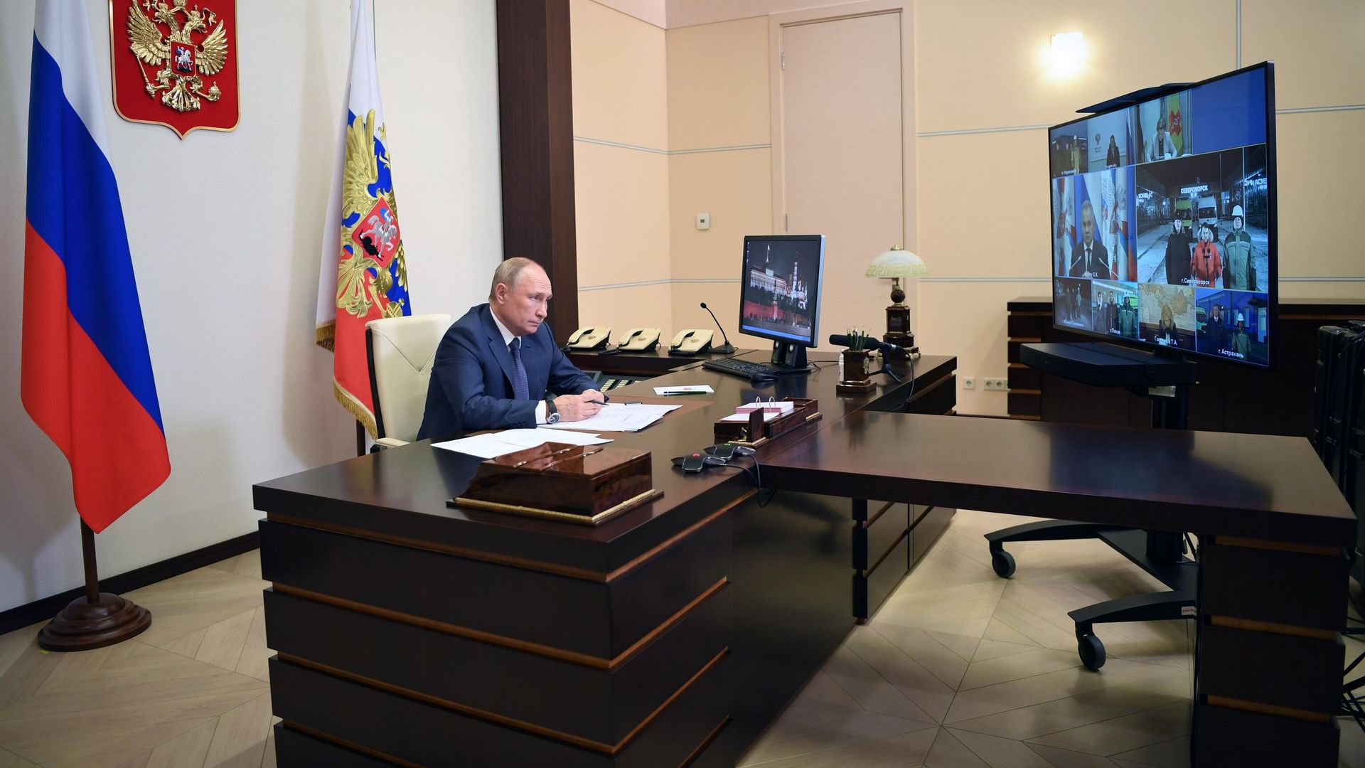 Президент РФ Владимир Путин принимает участие в открытии многофункциональных медцентров Минобороны России в режиме видеоконференции Президент РФ Владимир Путин принимает участие в открытии многофункциональных медцентров Минобороны России в режиме видеоконференции - РИА Новости, 1920, 02.12.2020