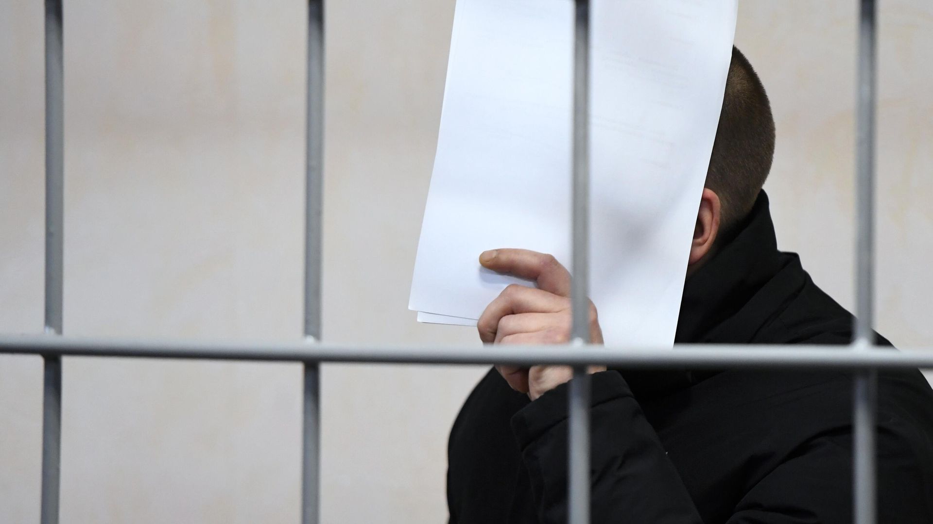 Задержанный в Татарстане по подозрению в убийствах 26 пожилых женщин Радик Тагиров во время избрания меры пресечения в Советском районном суде в Казани Задержанный в Татарстане по подозрению в убийствах 26 пожилых женщин Радик Тагиров во время избрания меры пресечения в Советском районном суде в Казани - РИА Новости, 1920, 02.08.2021