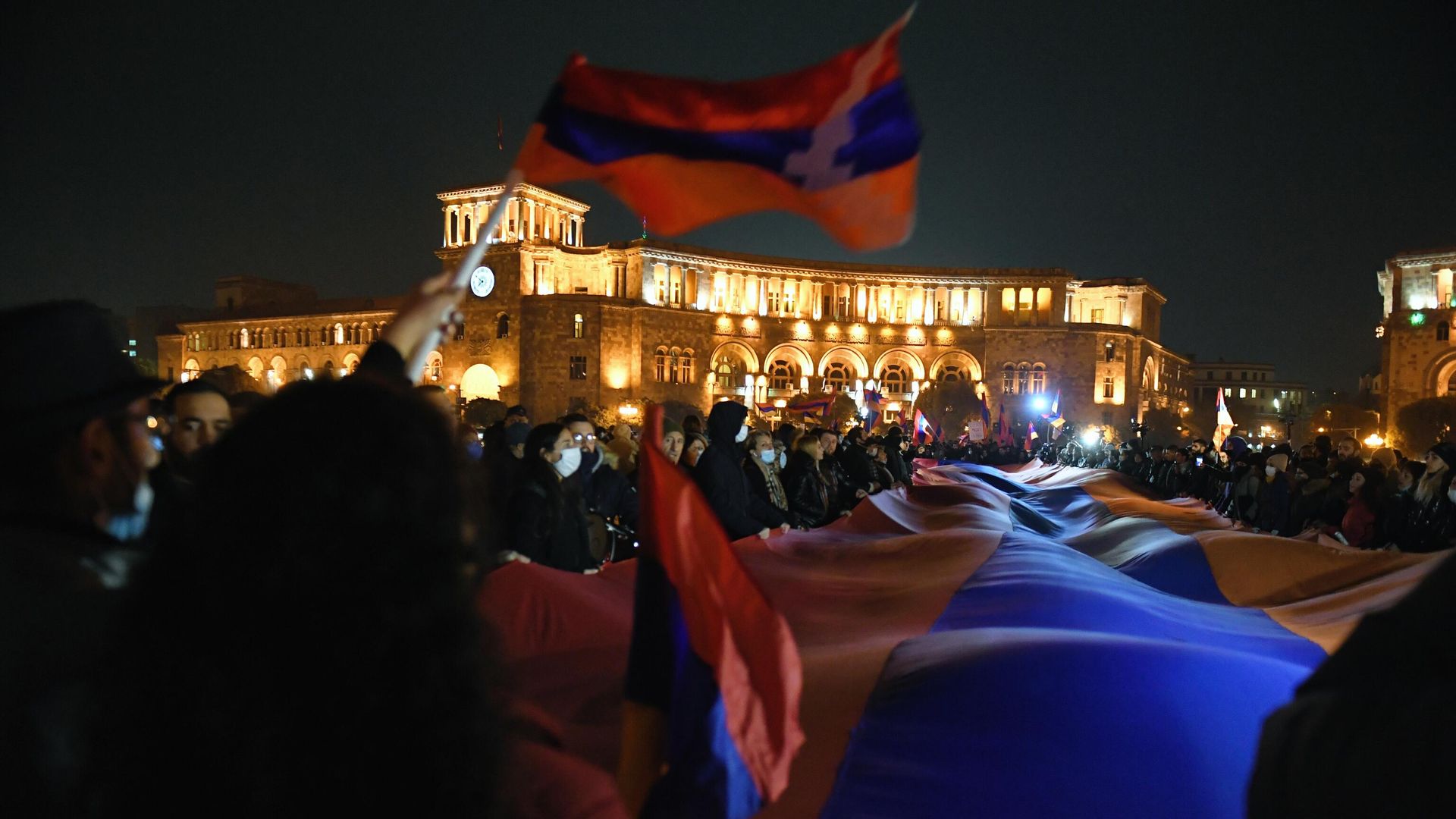 Участники шествия оппозиции на площади Республики в Ереване с требованием отставки премьер-министра Армении Никола Пашиняна Участники шествия оппозиции на площади Республики в Ереване с требованием отставки премьер-министра Армении Никола Пашиняна - РИА Новости, 1920, 22.12.2020