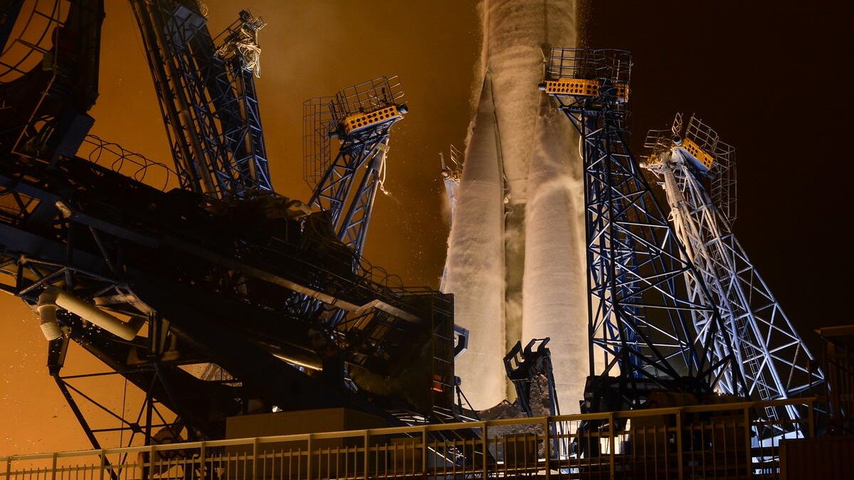 Старт ракеты-носителя Союз-2.1б со спутником связи Гонец-М с космодрома Плесецк Старт ракеты-носителя Союз-2.1б со спутником связи Гонец-М с космодрома Плесецк - РИА Новости, 1920, 08.12.2020