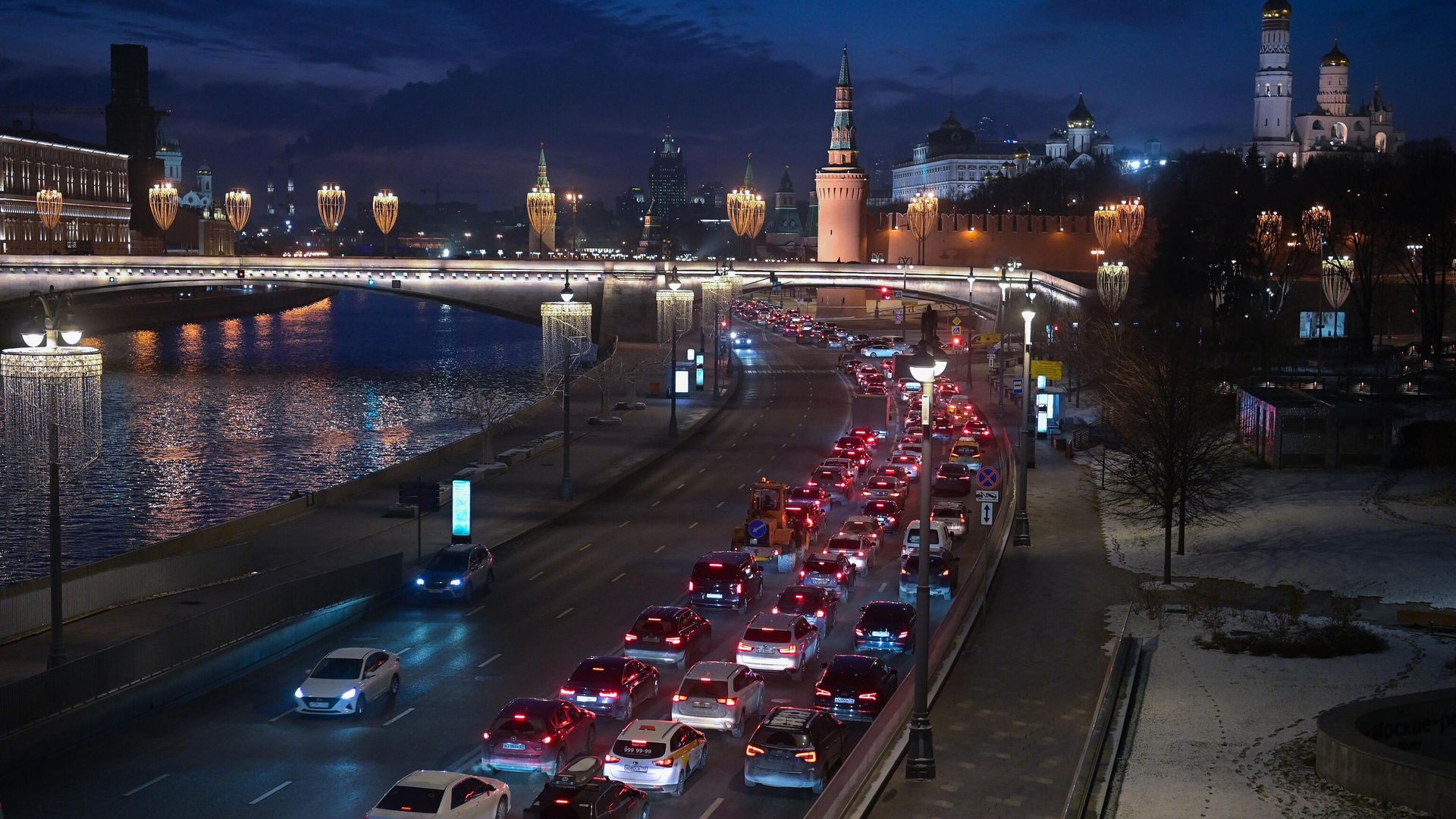 Пробка на Москворецкой набережной в Москве Пробка на Москворецкой набережной в Москве - РИА Новости, 1920, 18.12.2020