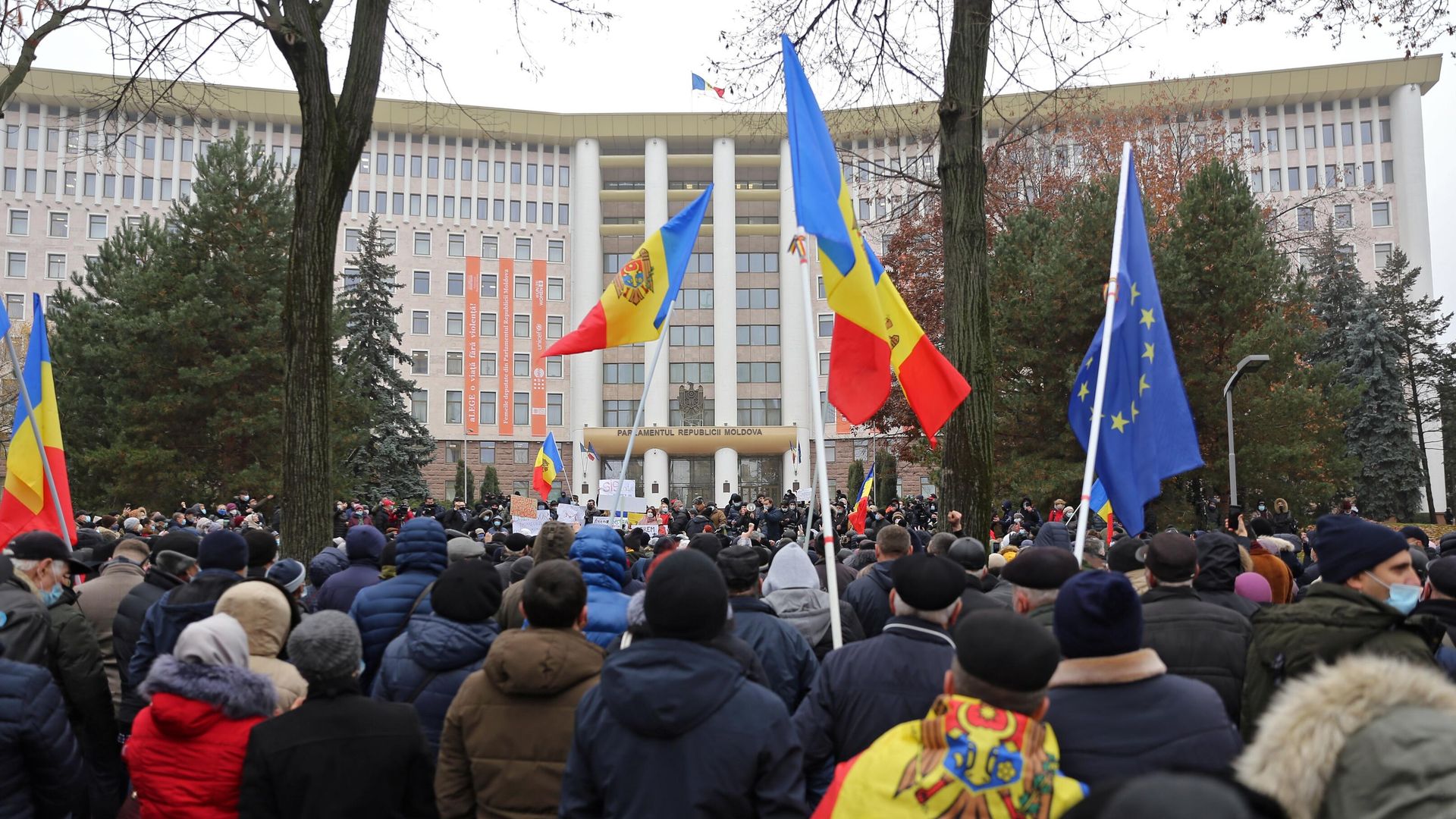 Митинг у здания парламента в Кишиневе Митинг у здания парламента в Кишиневе - РИА Новости, 1920, 05.12.2020