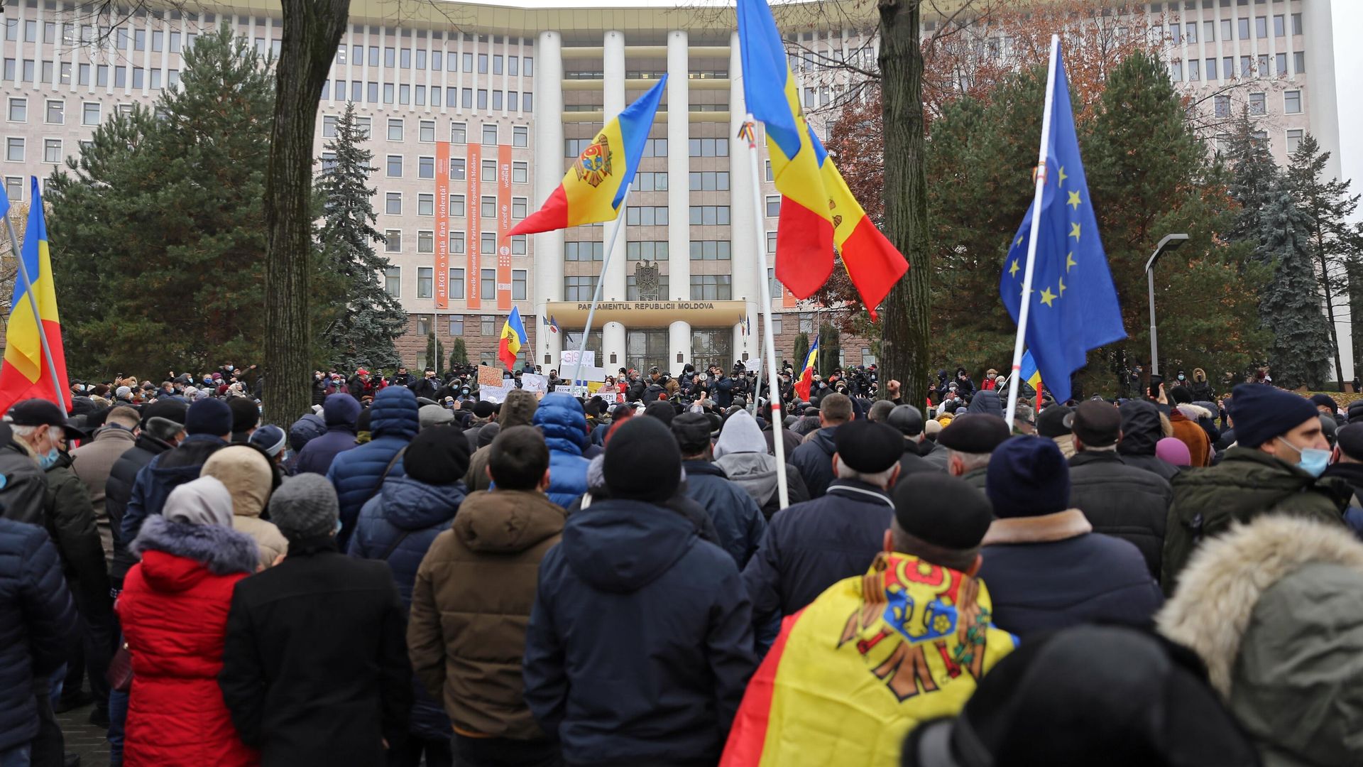 Митинг у здания парламента в Кишиневе Митинг у здания парламента в Кишиневе - РИА Новости, 1920, 05.12.2020