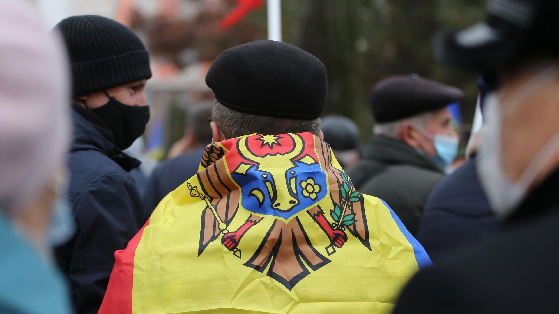 Флаг Молдавии на спине участника акции сторонников избранного президента Молдавии Майи Санду у здания парламента в Кишиневе Флаг Молдавии на спине участника акции сторонников избранного президента Молдавии Майи Санду у здания парламента в Кишиневе - РИА Новости, 1920, 25.03.2022