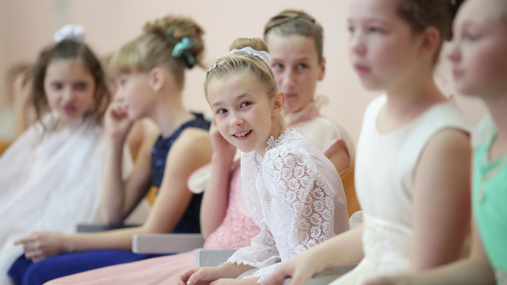 Участницы новогоднего кадетского бала в школе в Симферополе Участницы новогоднего кадетского бала в школе в Симферополе - РИА Новости, 1920, 03.12.2020