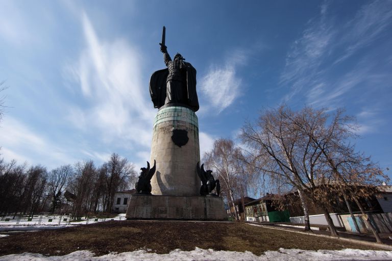 Памятник Илье Муромцу в городском парке на берегу Оки в городе Муроме Памятник Илье Муромцу в городском парке на берегу Оки в городе Муроме