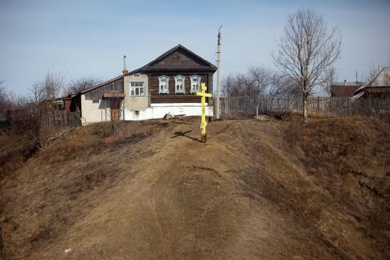 Крест, установленный на месте дома в селе Карачарове, где предположительно жил легендарный богатырь Илья Муромец Крест, установленный на месте дома в селе Карачарове, где предположительно жил легендарный богатырь Илья Муромец