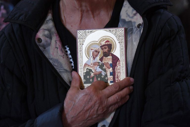 Прихожанка в храме, где находятся мощи святых Петра и Февронии, доставленные из Свято-Троицкого женского монастыря Мурома Прихожанка в храме, где находятся мощи святых Петра и Февронии, доставленные из Свято-Троицкого женского монастыря Мурома
