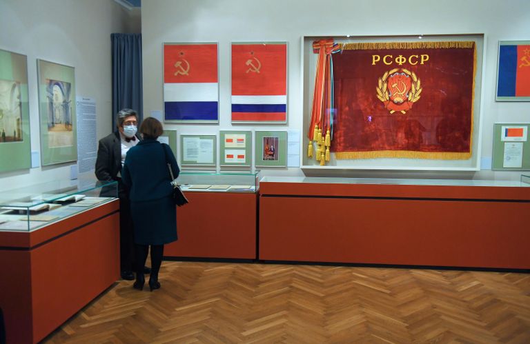 Посетители на выставке Больше чем архив в Выставочном зале федеральных архивов в Москве Посетители на выставке Больше чем архив в Выставочном зале федеральных архивов в Москве