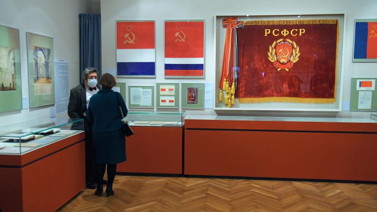 Посетители на выставке Больше чем архив в Выставочном зале федеральных архивов в Москве