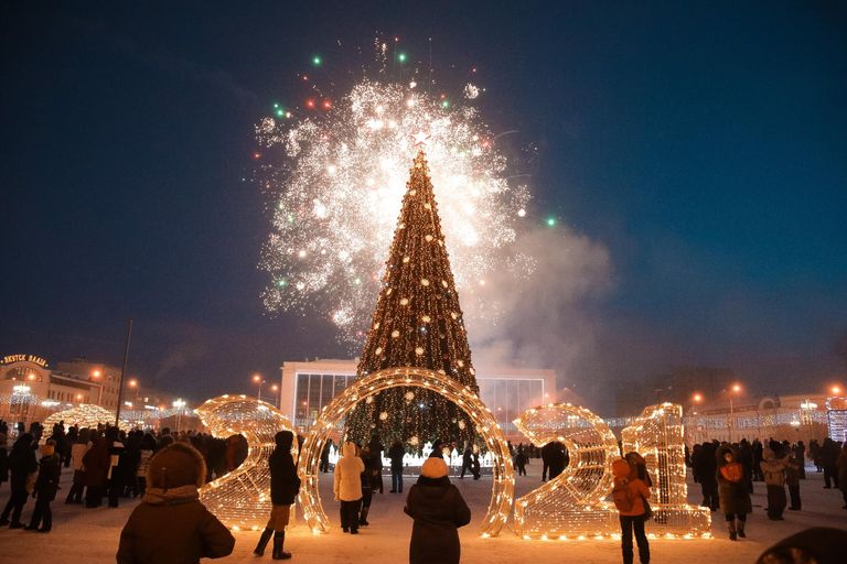 Праздничный салют на торжественной церемонии зажжения огней на первой новогодней елке страны в Якутске в рамках всероссийского фестиваля Зима начинается с Якутии Праздничный салют на торжественной церемонии зажжения огней на первой новогодней елке страны в Якутске в рамках всероссийского фестиваля Зима начинается с Якутии