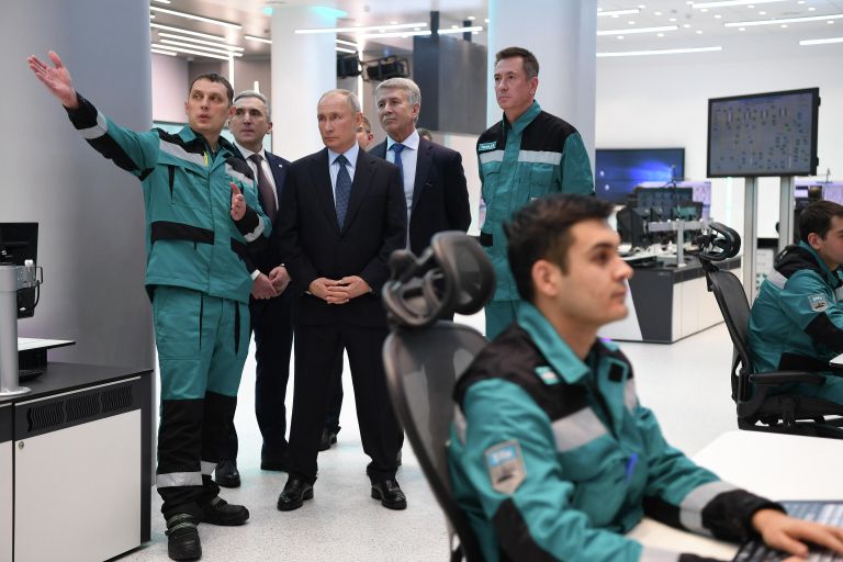 Владимир Путин во время посещения крупнейшего нефтехимического комплекса в Тобольске ЗапСибНефтеХим, предприятия холдинга Сибур Владимир Путин во время посещения крупнейшего нефтехимического комплекса в Тобольске ЗапСибНефтеХим, предприятия холдинга Сибур