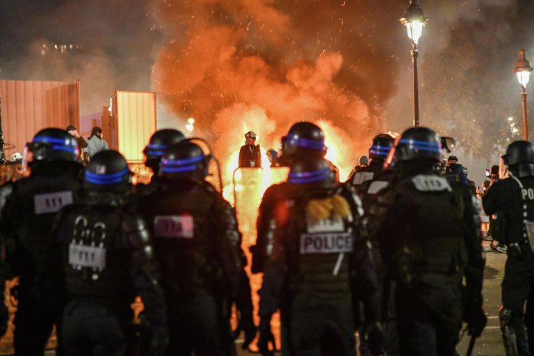 Сотрудники полиции во время акции недовольства действиями правоохранительных органов в отношении мигрантов и против внесения поправки к закону О национальной безопасности в Париже Сотрудники полиции во время акции недовольства действиями правоохранительных органов в отношении мигрантов и против внесения поправки к закону О национальной безопасности в Париже