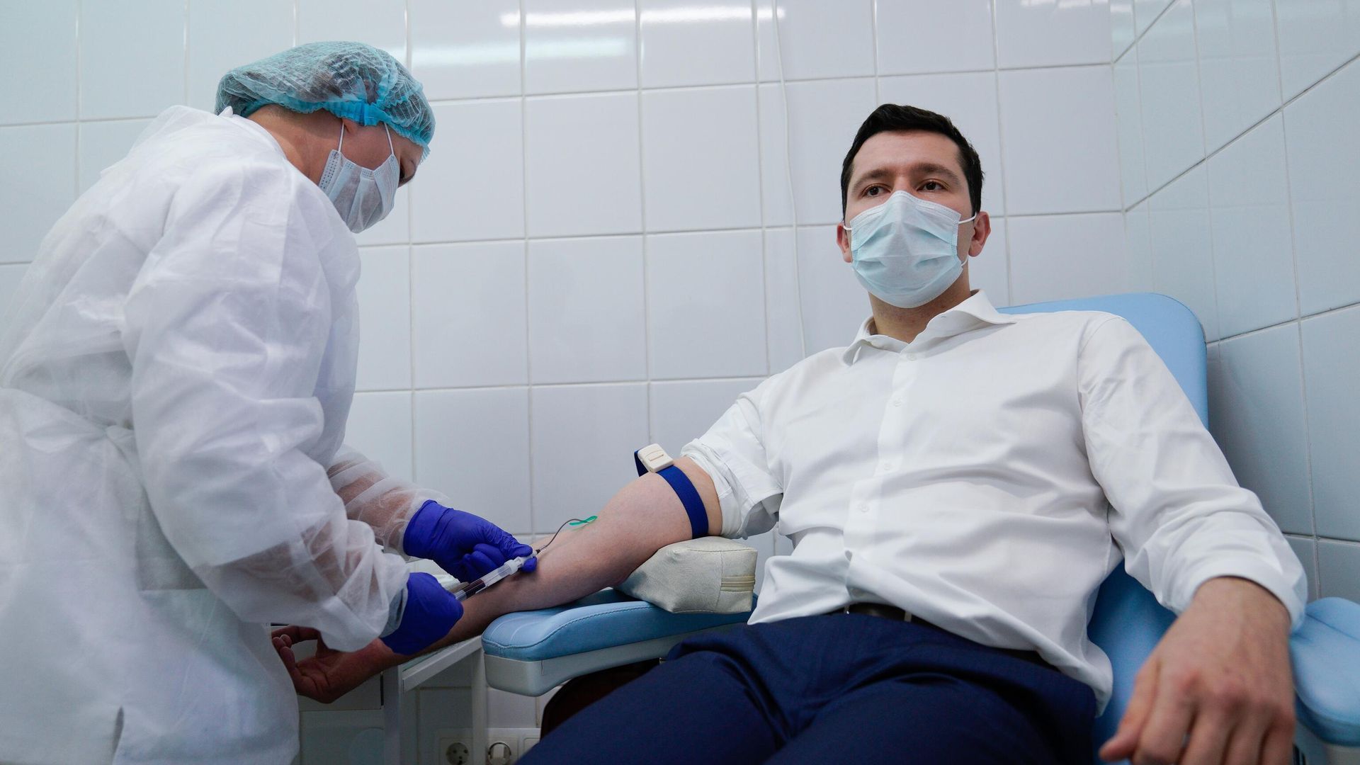 Губернатор Калининградской области Антон Алиханов сдает кровь перед вакцинацией от коронавируса в Калининграде - РИА Новости, 1920, 03.12.2020