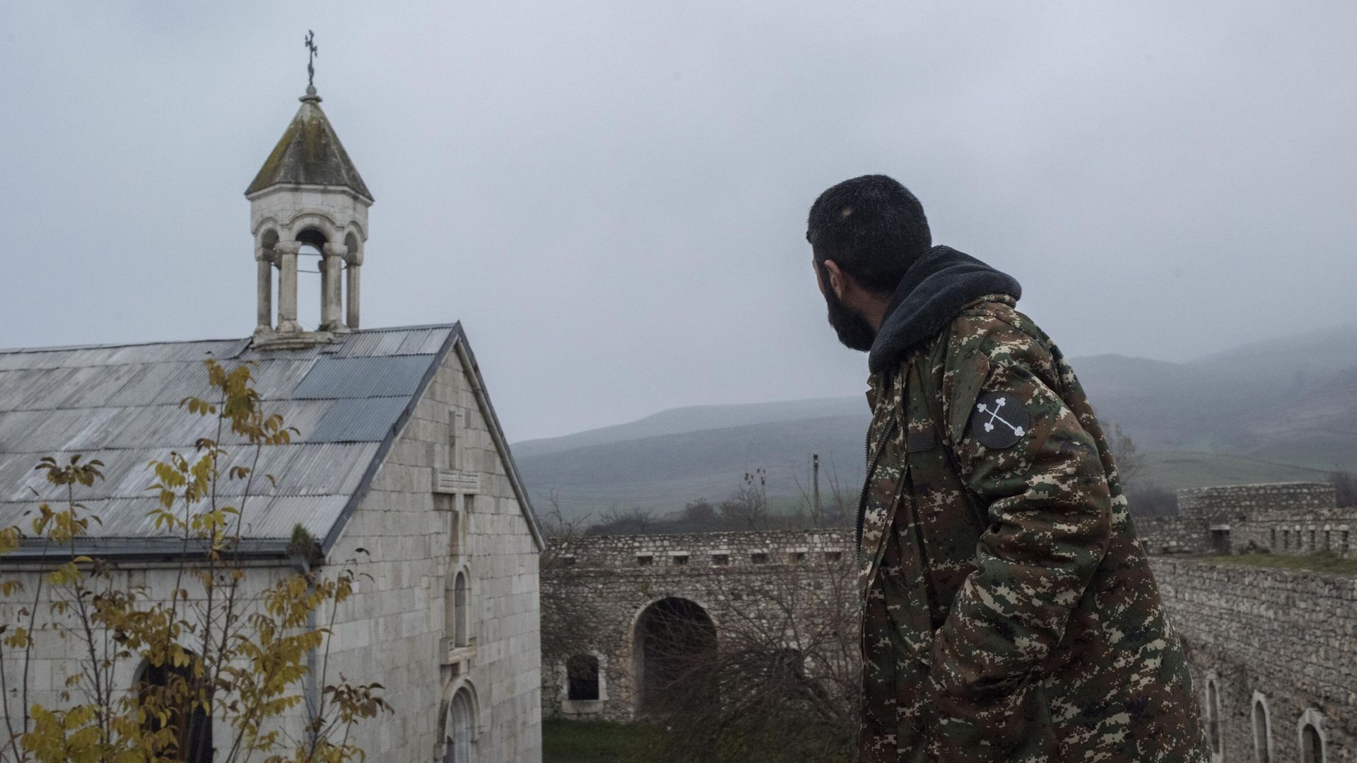 Мужчина возле монастыря Амарас в селе Мачкалашен Мартунинского района в Нагорном Карабахе - РИА Новости, 1920, 02.08.2021