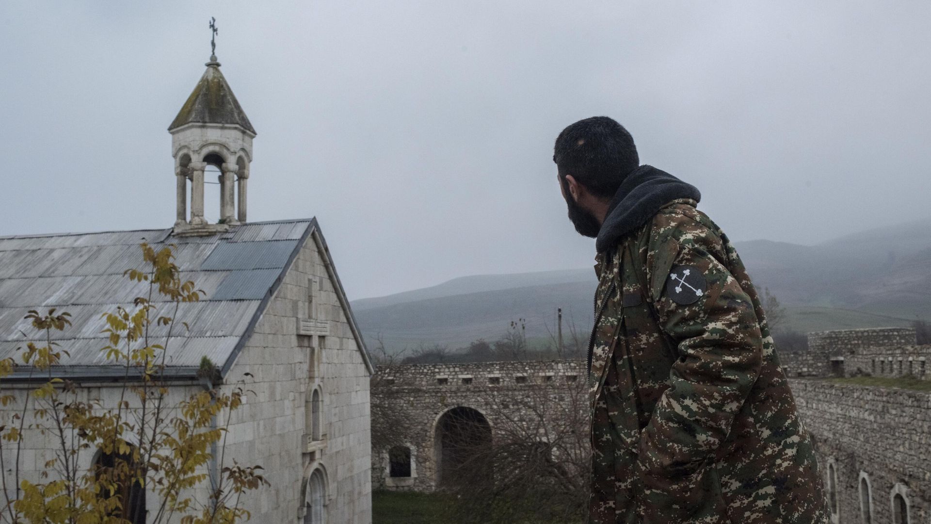 Мужчина возле монастыря Амарас в селе Мачкалашен Мартунинского района в Нагорном Карабахе Мужчина возле монастыря Амарас в селе Мачкалашен Мартунинского района в Нагорном Карабахе - РИА Новости, 1920, 27.01.2021