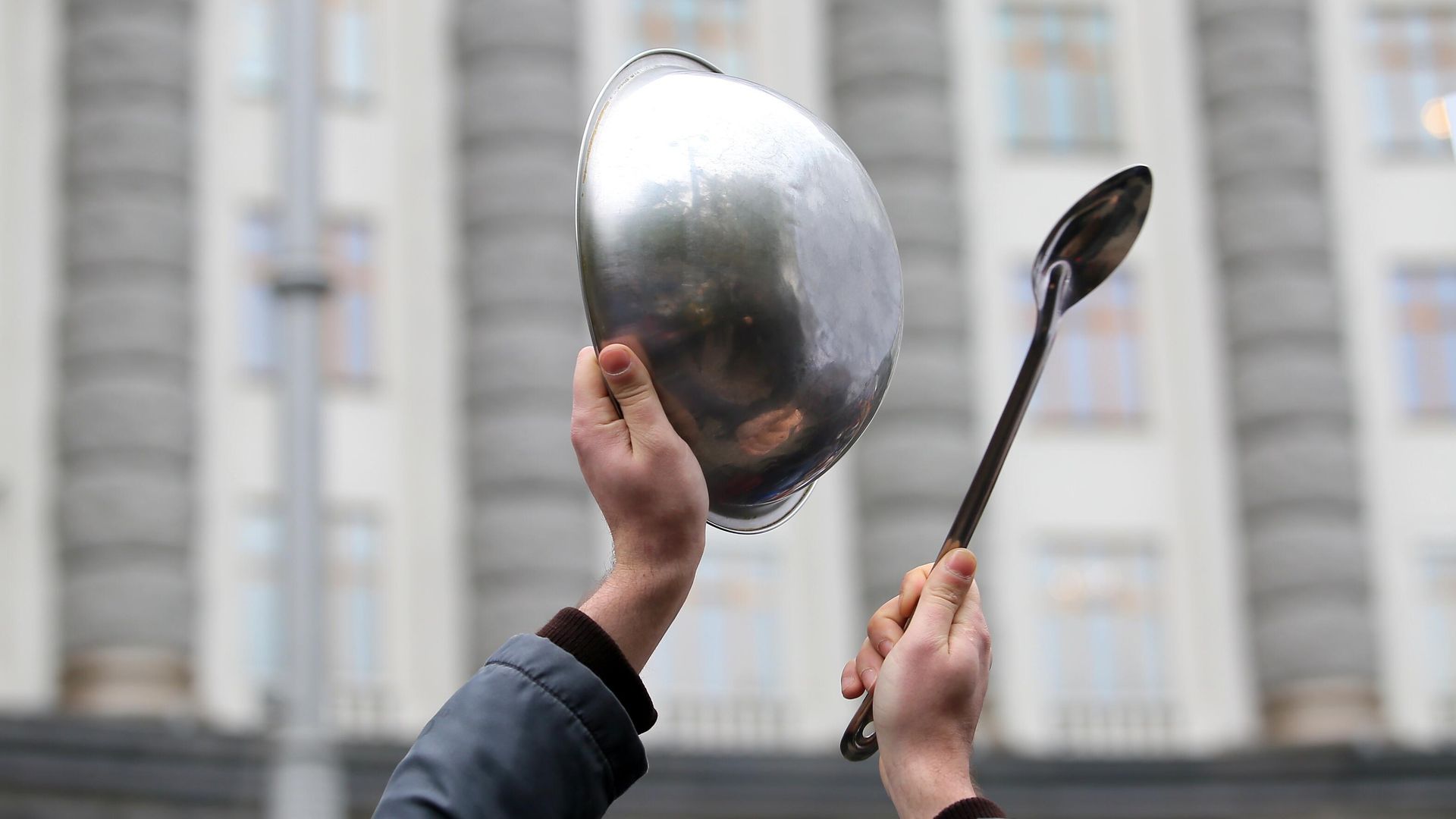 Участник митинга представителей ресторанного бизнеса против планов введения из-за пандемии коронавируса карантина выходного дня, который прошел у здания кабинета министров Украины в Киеве Участник митинга представителей ресторанного бизнеса против планов введения из-за пандемии коронавируса карантина выходного дня, который прошел у здания кабинета министров Украины в Киеве - РИА Новости, 1920, 06.12.2020