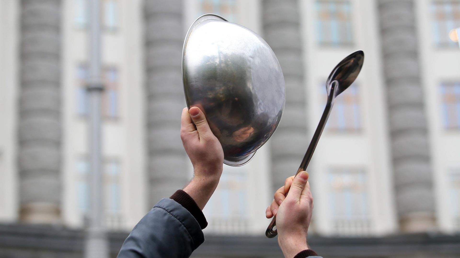  Участник митинга представителей ресторанного бизнеса против планов введения из-за пандемии коронавируса карантина выходного дня, который прошел у  здания кабинета министров Украины в Киеве - РИА Новости, 1920, 06.12.2020