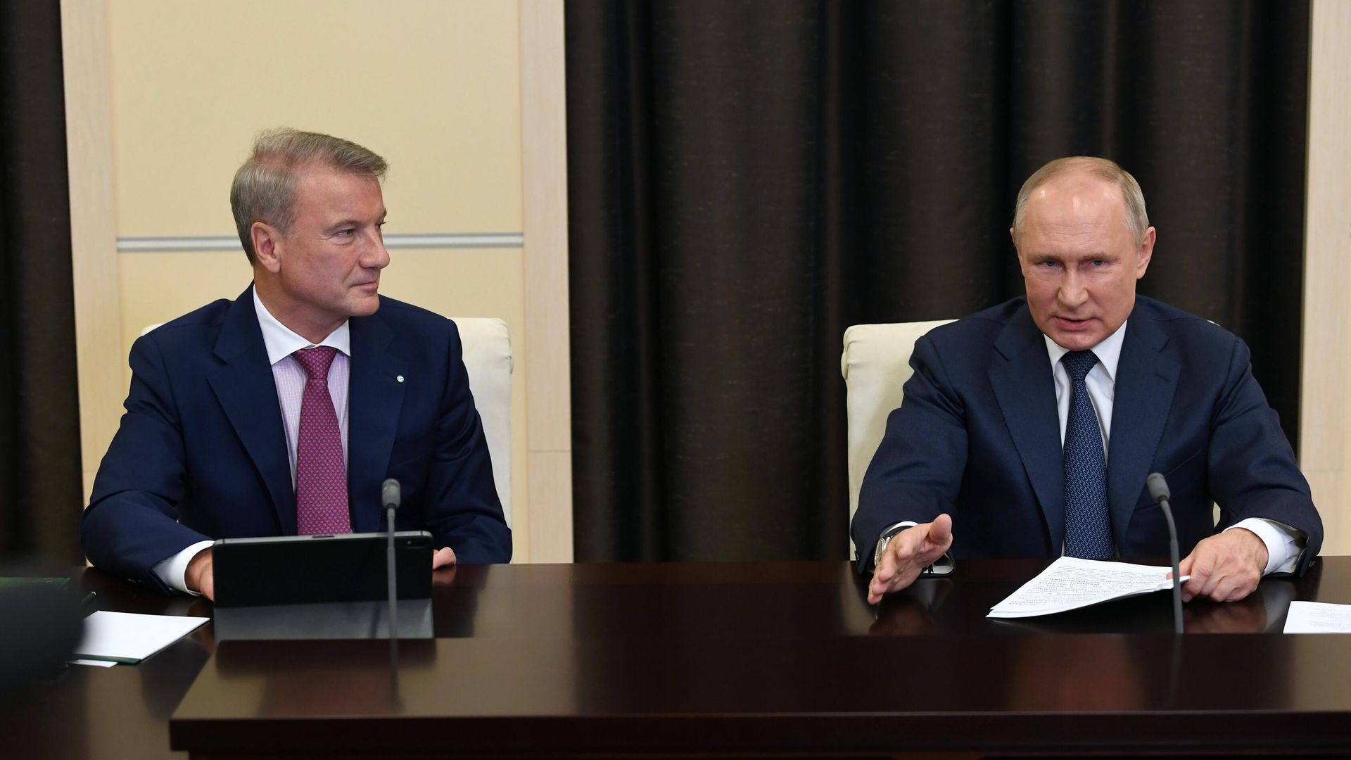 Президент РФ Владимир Путин и президент, председатель правления Сбербанка РФ Герман Греф во время участия в пленарном заседании международной онлайн-конференции по искуственному интеллекту Президент РФ Владимир Путин и президент, председатель правления Сбербанка РФ Герман Греф во время участия в пленарном заседании международной онлайн-конференции по искуственному интеллекту - РИА Новости, 1920, 04.12.2020