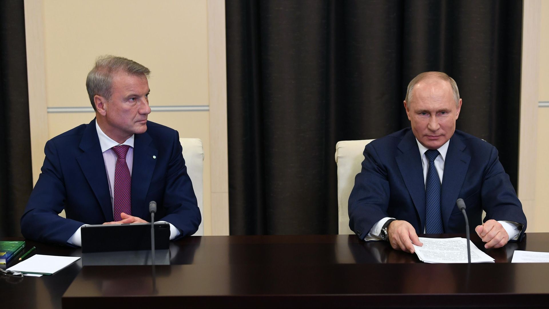 Президент РФ Владимир Путин и президент, председатель правления Сбербанка РФ Герман Греф во время участия в пленарном заседании международной онлайн-конференции по искуственному интеллекту Президент РФ Владимир Путин и президент, председатель правления Сбербанка РФ Герман Греф во время участия в пленарном заседании международной онлайн-конференции по искуственному интеллекту - РИА Новости, 1920, 04.12.2020