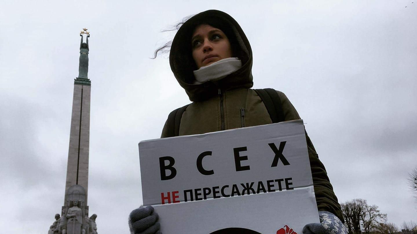 Участница пикета в поддержку российских журналистов в центре Риги Участница пикета в поддержку российских журналистов в центре Риги - РИА Новости, 1920, 04.12.2020