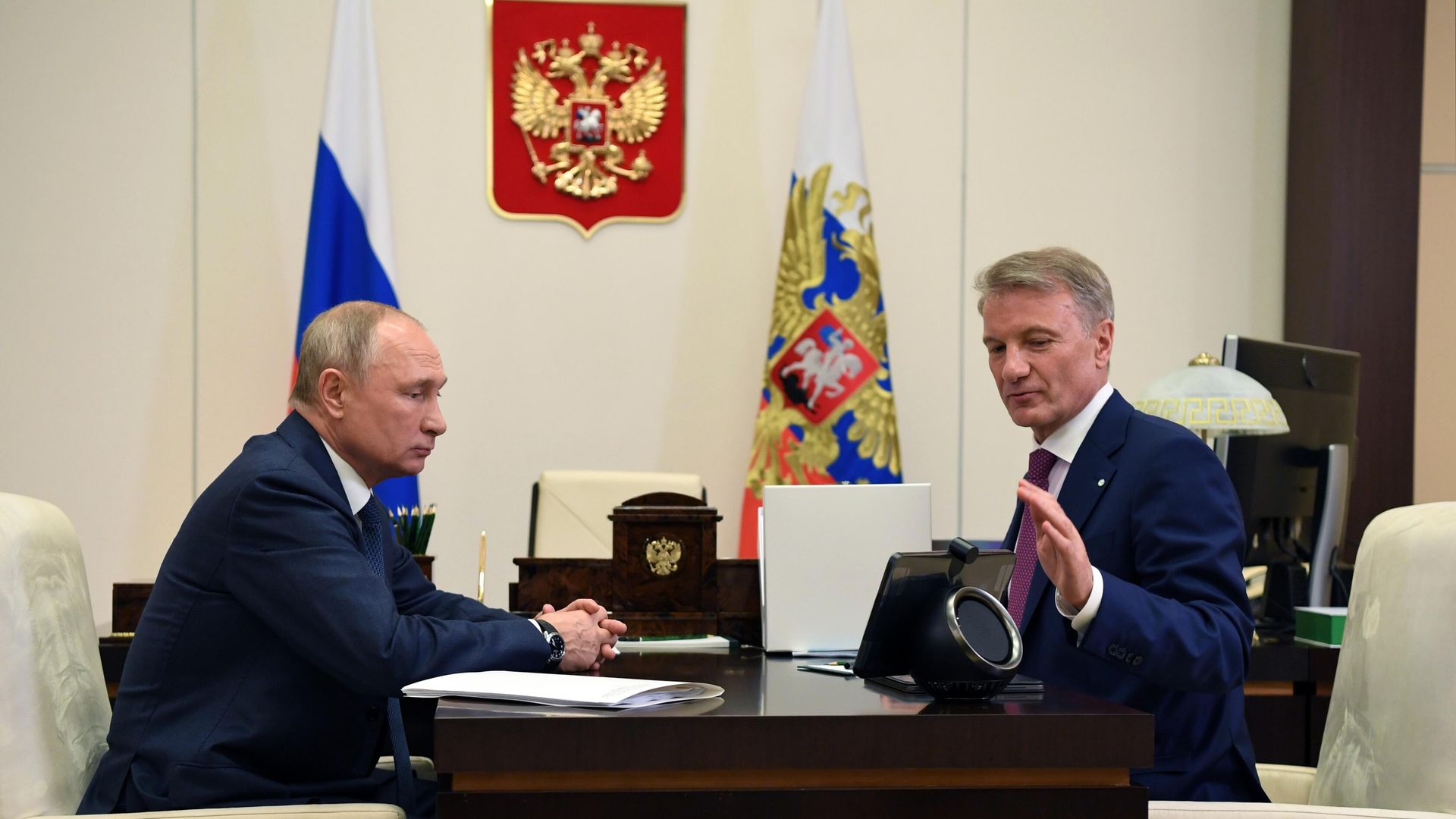 Президент РФ Владимир Путин и президент, председатель правления Сбербанка РФ Герман Греф во время встречи Президент РФ Владимир Путин и президент, председатель правления Сбербанка РФ Герман Греф во время встречи - РИА Новости, 1920, 04.12.2020