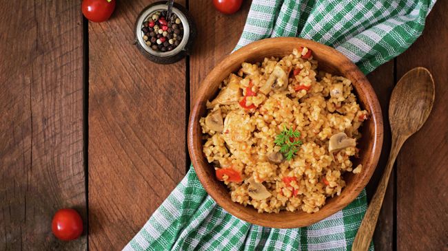 Булгур с курицей, грибами и помидорами