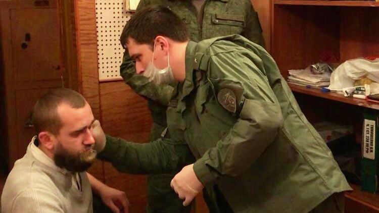 Сотрудники правоохранительных органов и подозреваемый в убийстве семьи в Волоколамске Сотрудники правоохранительных органов и подозреваемый в убийстве семьи в Волоколамске - РИА Новости, 1920, 05.12.2020