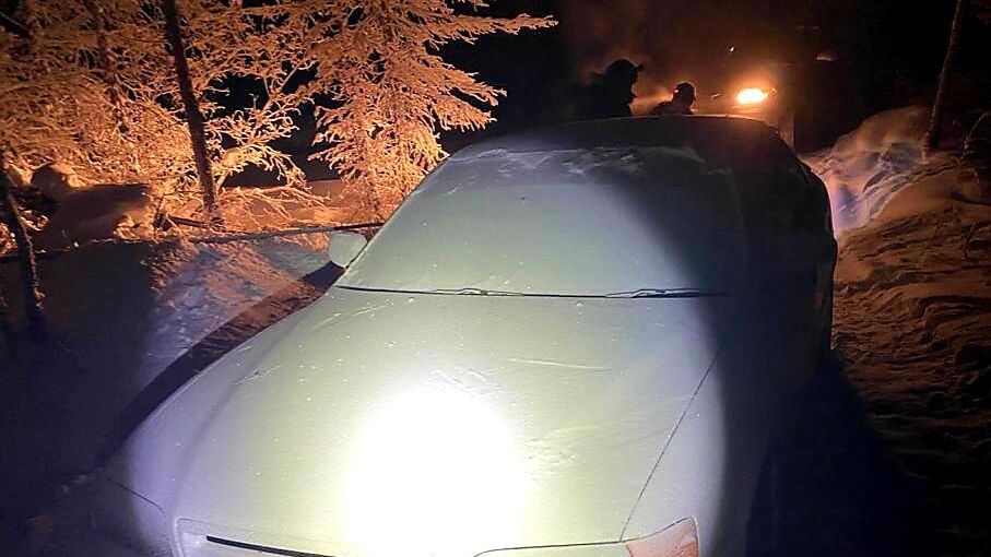 На месте обнаружения автомобиля Toyota Chaser с поврежденным радиатором, в салоне которого находились двое молодых людей На месте обнаружения автомобиля Toyota Chaser с поврежденным радиатором, в салоне которого находились двое молодых людей - РИА Новости, 1920, 05.12.2020