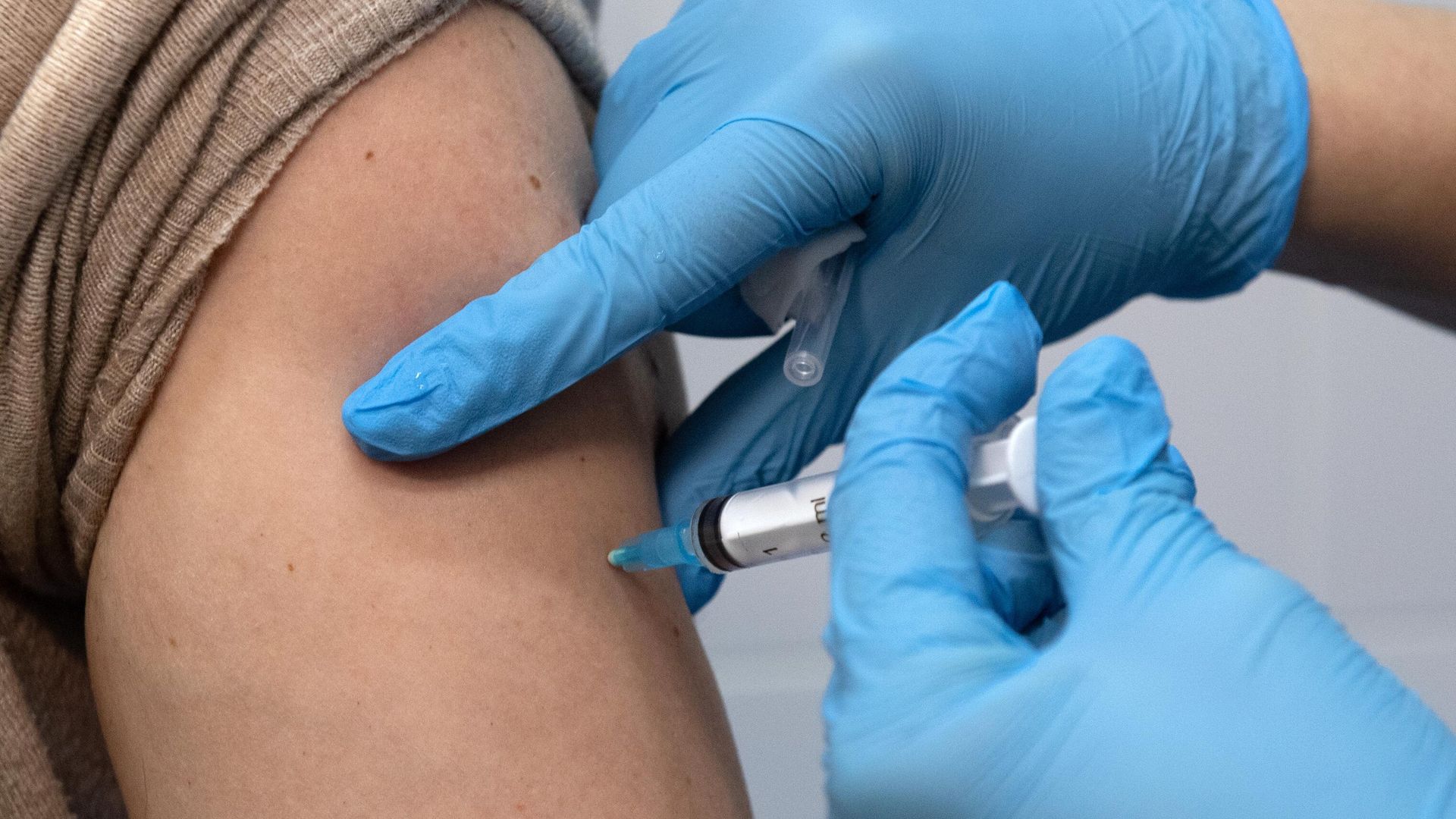 Медработник вводит вакцину в прививочном пункте по вакцинации от COVID-19 Медработник вводит вакцину в прививочном пункте по вакцинации от COVID-19 - РИА Новости, 1920, 07.12.2020