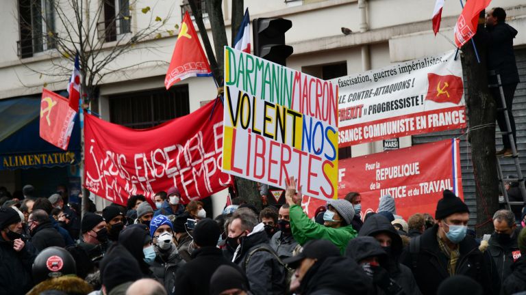 Участники акции протеста против законопроекта О глобальной безопасности в Париже Участники акции протеста против законопроекта О глобальной безопасности в Париже