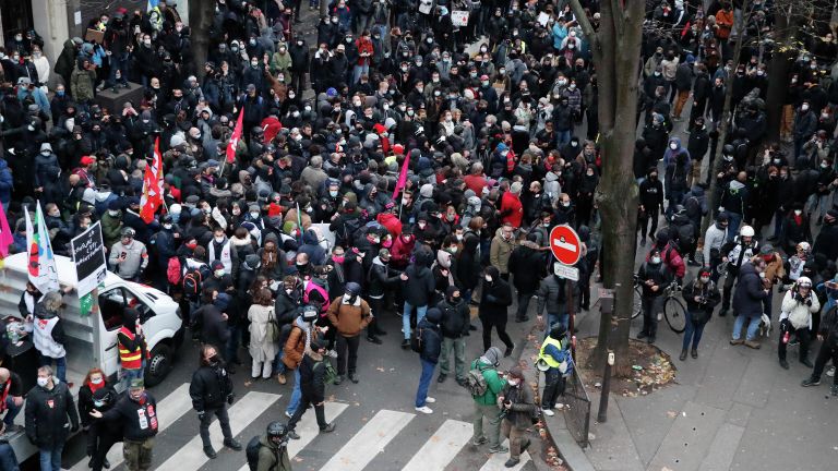 Участники акции протеста против законопроекта О глобальной безопасности в Париже Участники акции протеста против законопроекта О глобальной безопасности в Париже