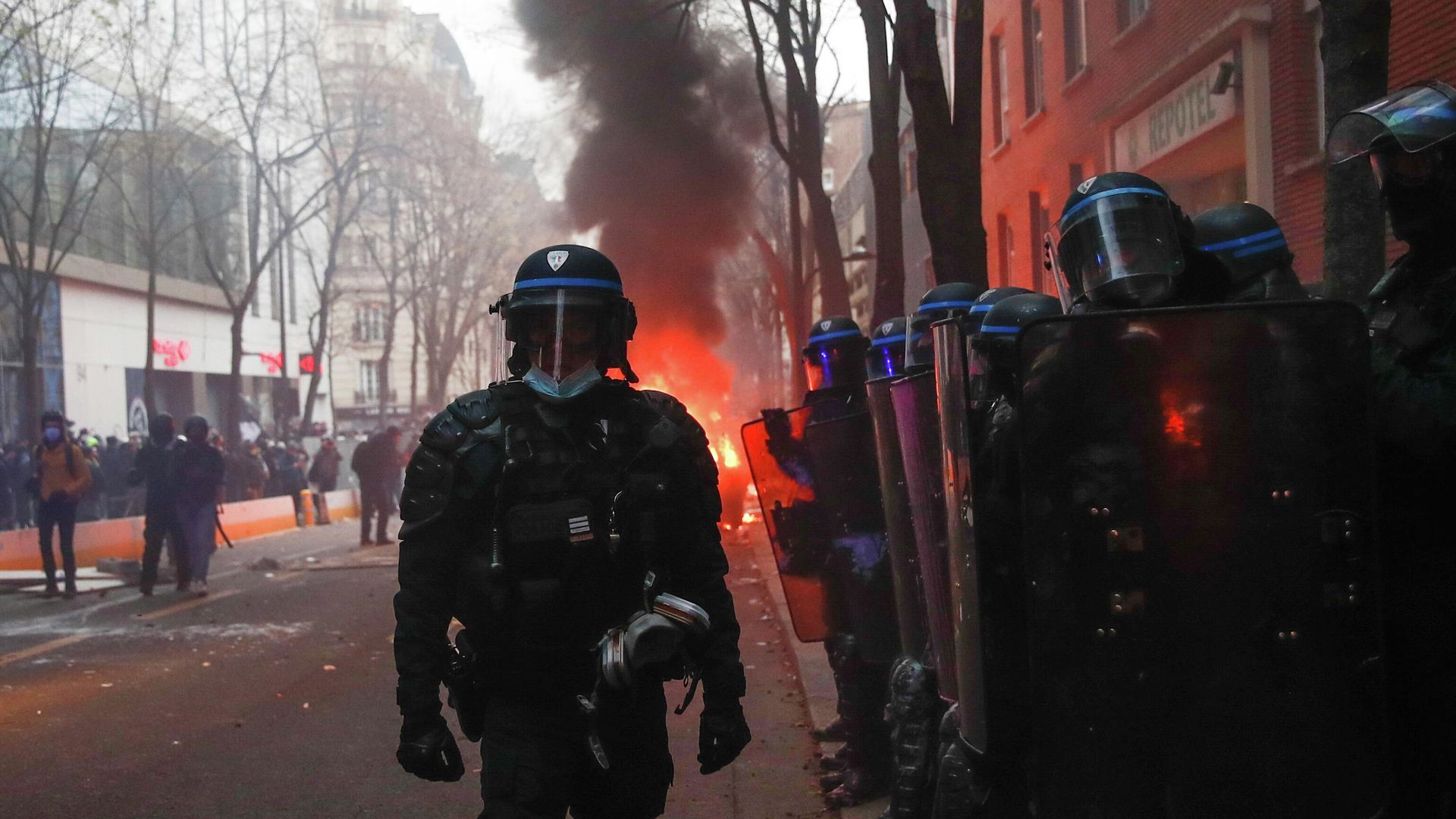 Полиция акции протеста против законопроекта О глобальной безопасности в Париже Полиция акции протеста против законопроекта О глобальной безопасности в Париже - РИА Новости, 1920, 05.12.2020