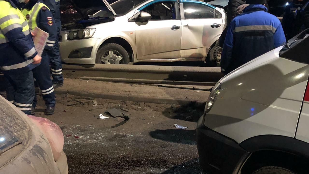 На месте ДТП с участием автомобилей Chevrolet и KIA в Смоленске На месте ДТП с участием автомобилей Chevrolet и KIA в Смоленске - РИА Новости, 1920, 06.12.2020