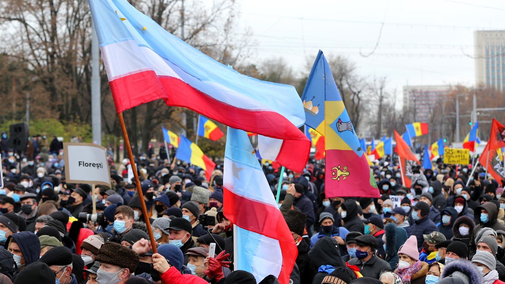 Участники антиправительственной акции, требующие проведения досрочных выборов парламента и отставки кабмина, у здания парламента в Кишиневе Участники антиправительственной акции, требующие проведения досрочных выборов парламента и отставки кабмина, у здания парламента в Кишиневе - РИА Новости, 1920, 08.12.2020