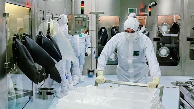 Сотрудник научно-исследовательской лаборатории биотехнологической компании BIOCAD в Санкт-Петербурге