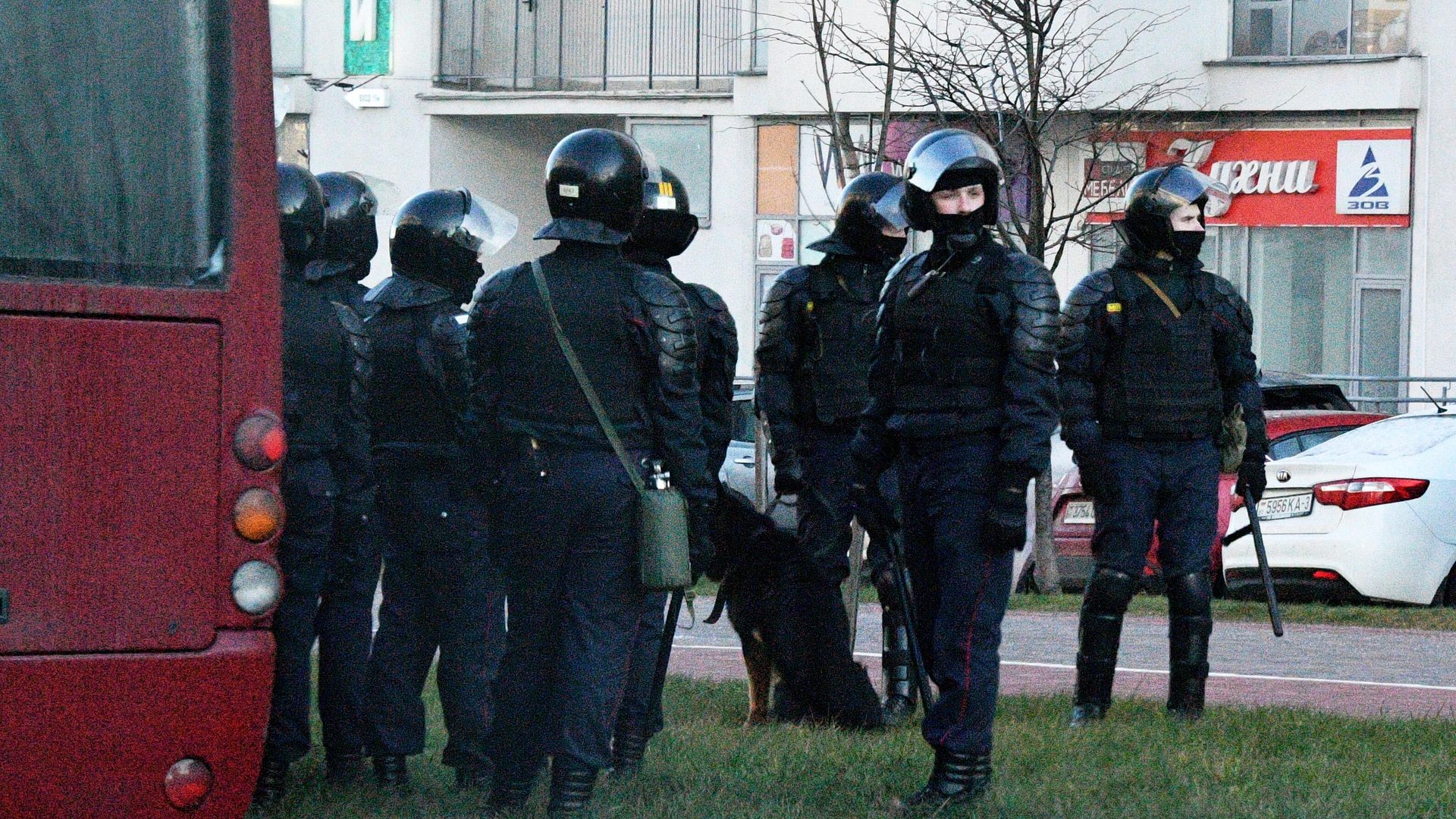Сотрудники правоохранительных органов во время несанкционированной акции протеста в Минске Сотрудники правоохранительных органов во время несанкционированной акции протеста в Минске - РИА Новости, 1920, 08.07.2021
