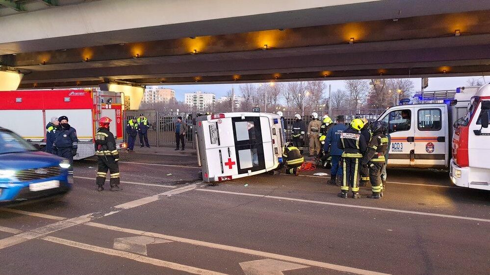 Перевернувшийся автомобиль Скорой помощи под мостом на проспекте Мира в Москве - РИА Новости, 1920, 06.12.2020