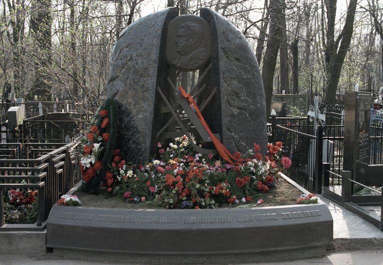 Могила известного хоккейного тренера Анатолия Тарасова на Ваганьковском кладбище. Могила известного хоккейного тренера Анатолия Тарасова на Ваганьковском кладбище.