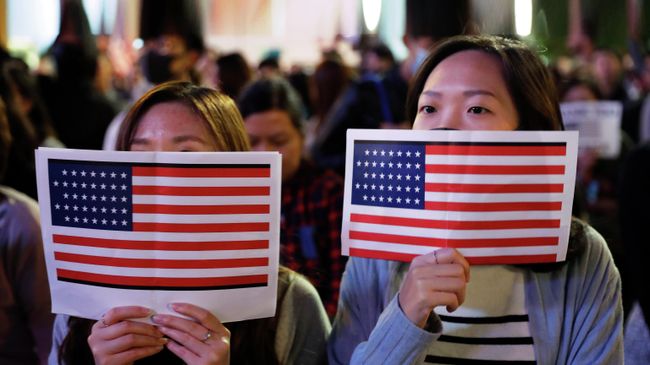 Китайские девушки держат флаги США Китайские девушки держат флаги США