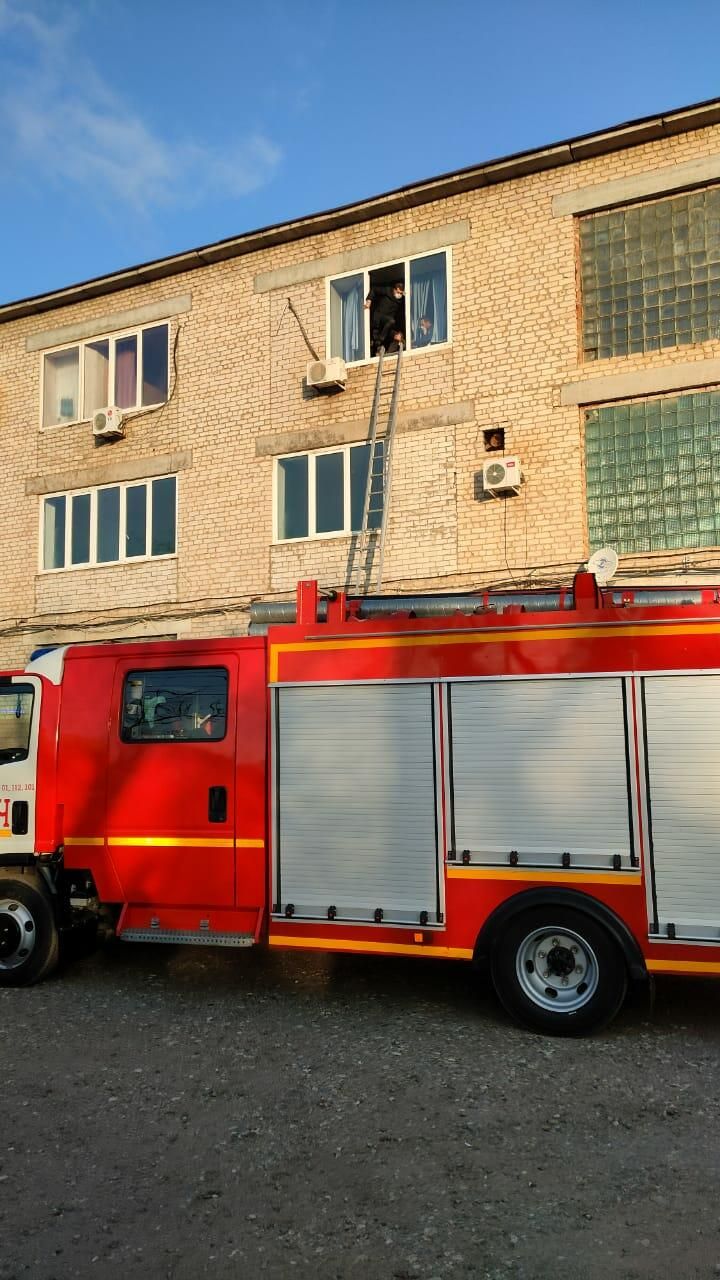 Сотрудники МЧС у здания спортивного комплекса Динамо в Астрахани Сотрудники МЧС у здания спортивного комплекса Динамо в Астрахани - РИА Новости, 1920, 07.12.2020